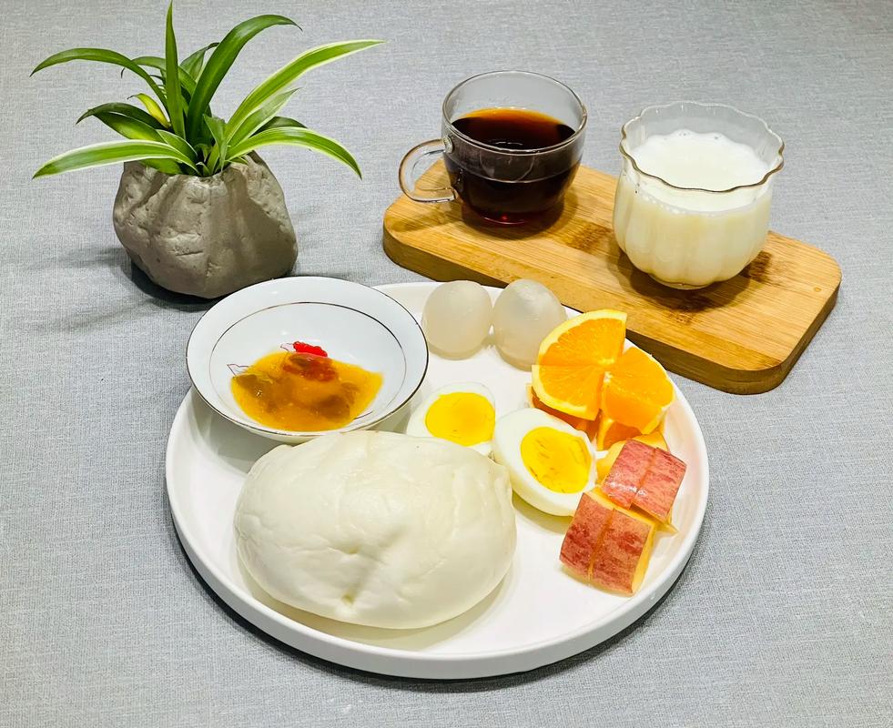 营养配餐是一种健康的饮食方式，能够帮助我们达到平衡营养的效果